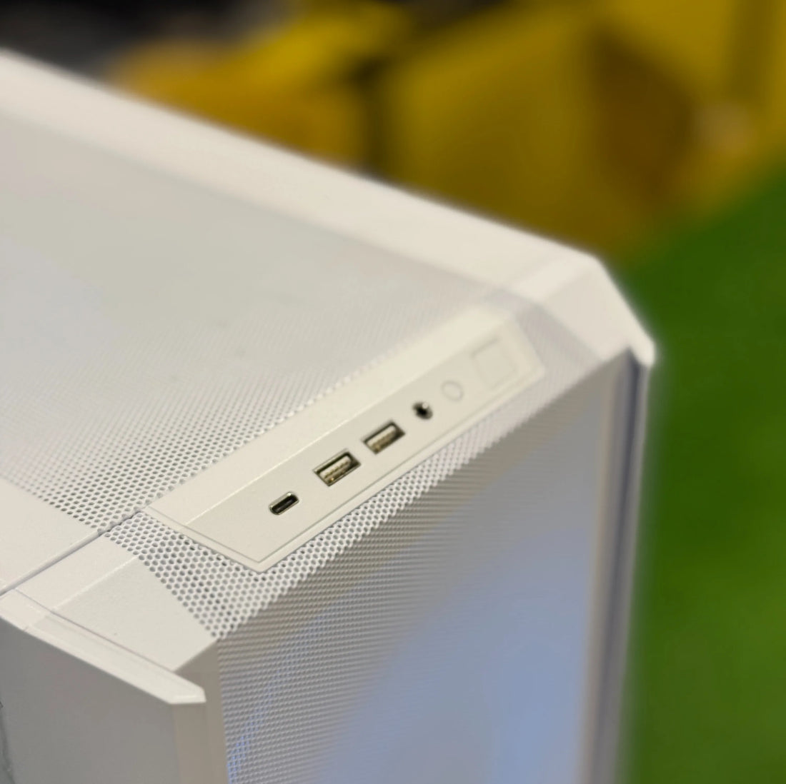 Lian Li Lancool 216 – High-Airflow Gaming Case-White